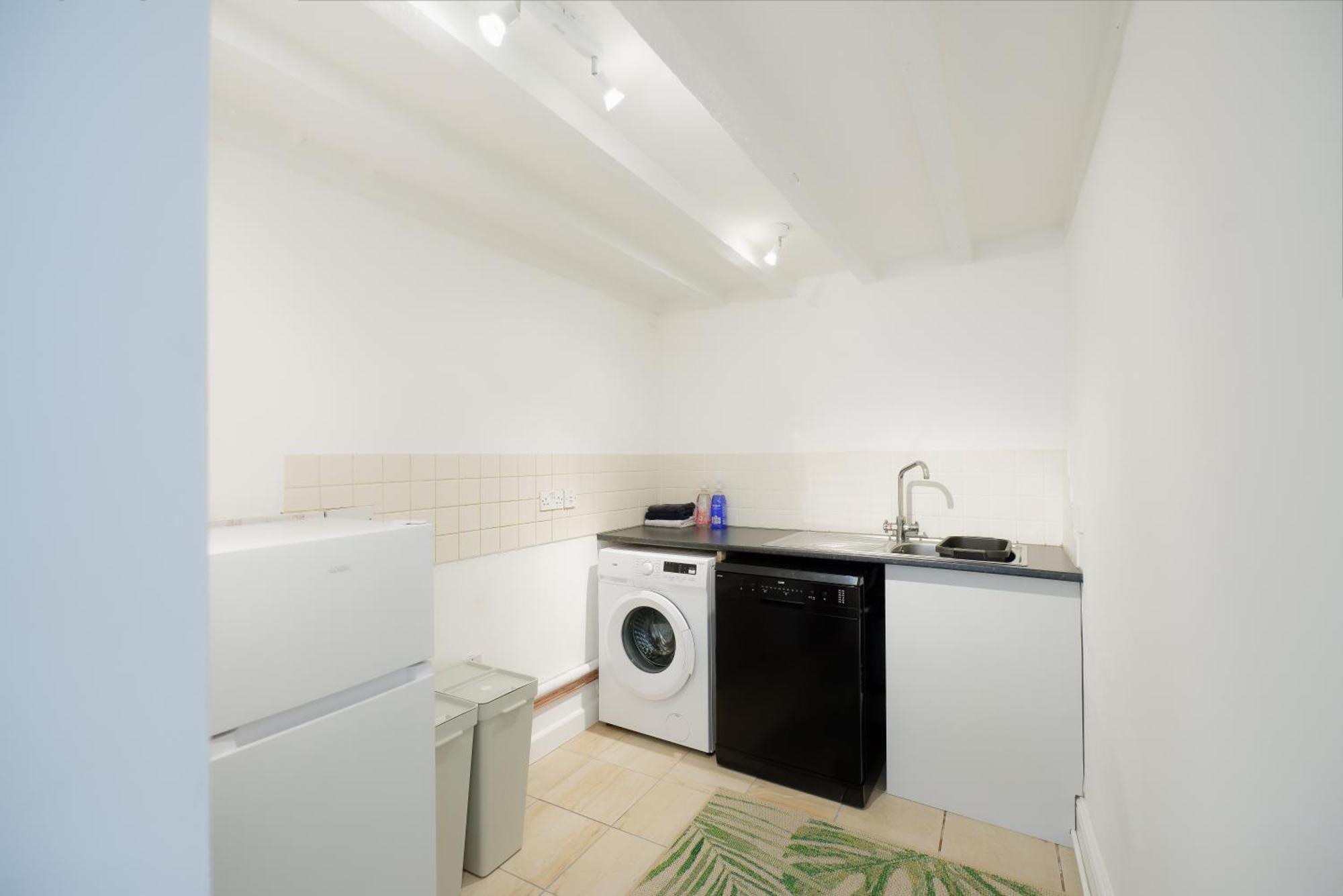 Stayright 3 Bed Home Near Hiking Trails & Parks Llwynypia Exterior photo